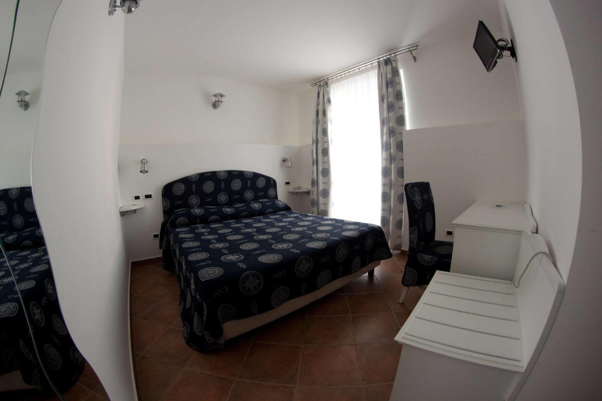 Hotel Yachting Club Mare Gioiosa Marea Esterno foto
