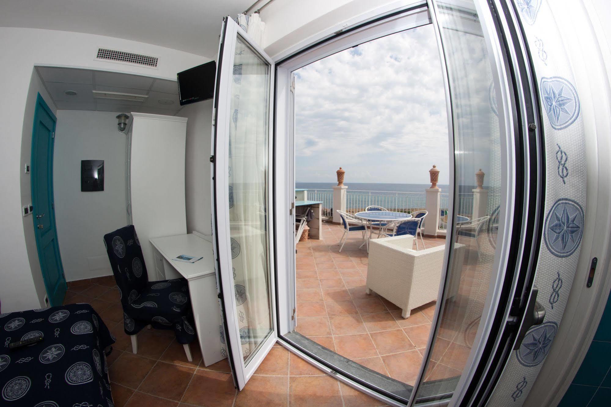 Hotel Yachting Club Mare Gioiosa Marea Esterno foto